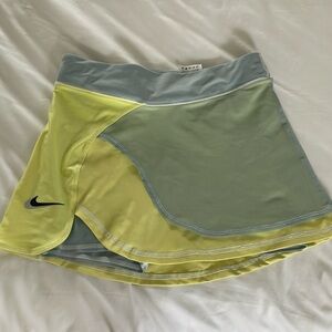 Nike tennis skirt size small